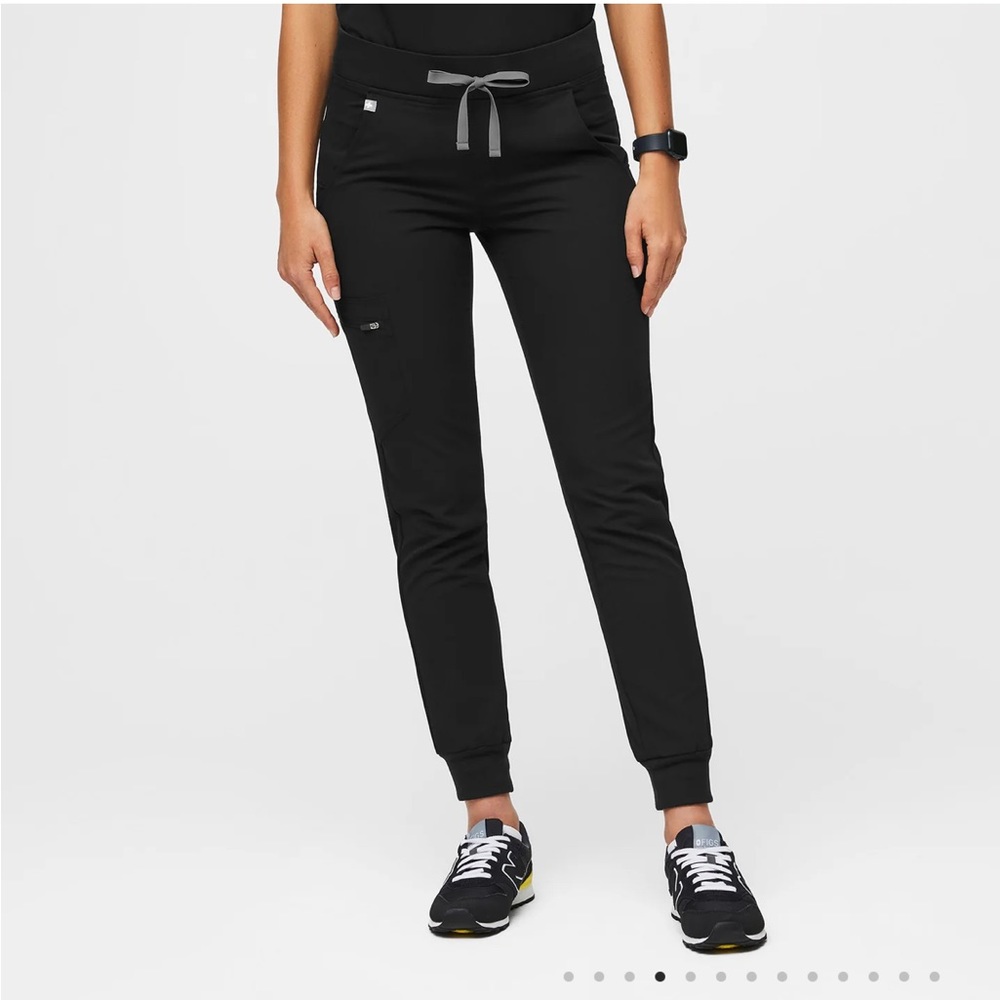 Figs Zamora Joggers and Catarina 1 Pocket Scrub Top in Black